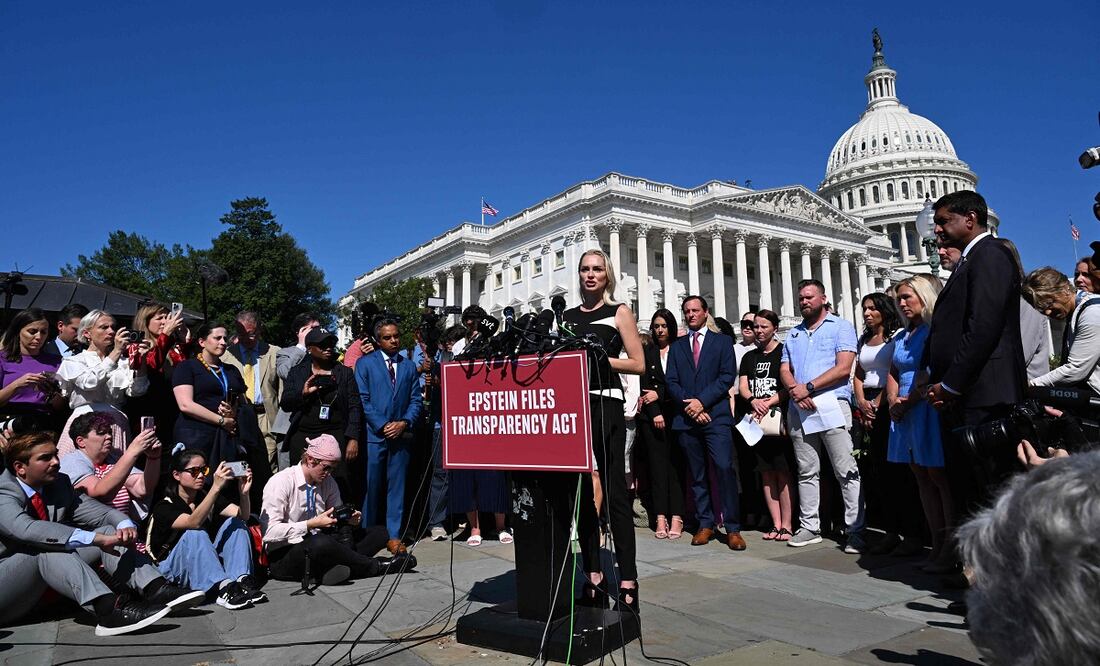 Anouska De Georgiou, una de las víctimas de Jeffrey Epstein, habla ante la prensa, durante un acto en apoyo de las sobrevivientes de los abusos del financista estadounidense, afuera del Capitolio, en Washington, el 3 de septiembre de 2025. FOTO: ROBERTO SCHMIDT. AFP