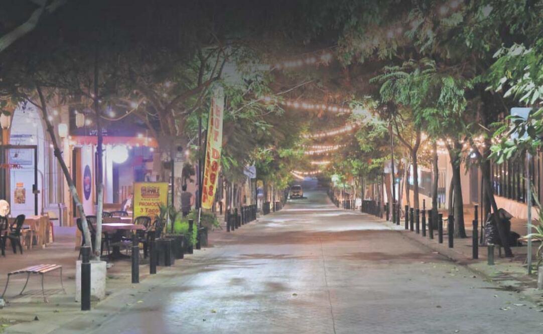 Al caer la noche, las calles de Culiacán quedan vacías por miedo a las balaceras. Foto: Valente Rosas  / EL UNIVERSAL