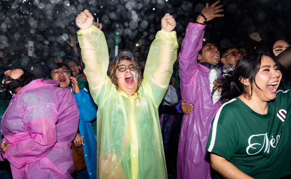 Asistentes a Avenida Paseo de la Reforma, durante el partido de futbol entre Inglaterra contra México. Foto: Hugo Salvador / EL UNIVERSAL