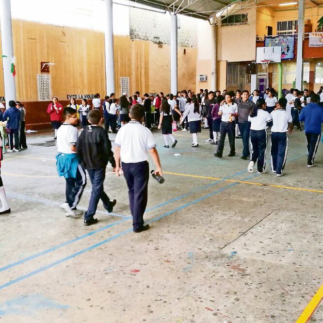 Andrés Manuel López Obrador cursó dos años de secundaria en la escuela Ignacio Manuel Altamirano, donde el maestro Kelvin Winzing asegura que es un orgullo que el próximo presidente haya estudiado en las aulas de este instituto. Foto: LUMA LOPEZ.