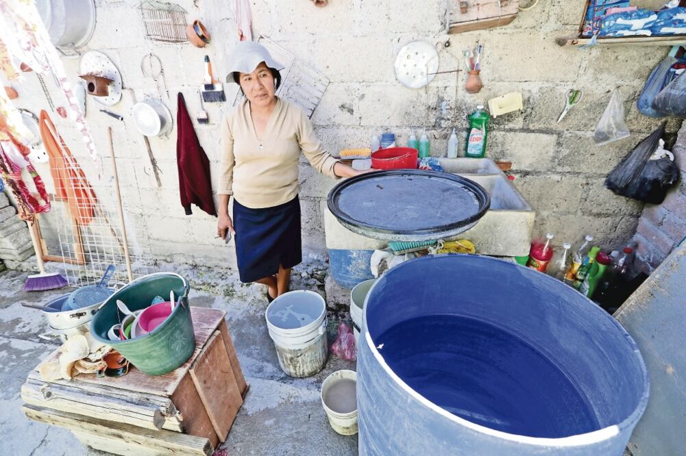 Ante la escasez de agua, las familias de la colonia La Loma la almacenan en tambos y la reutilizan en diversas labores. (Fotos: LUIS CORTÉS)