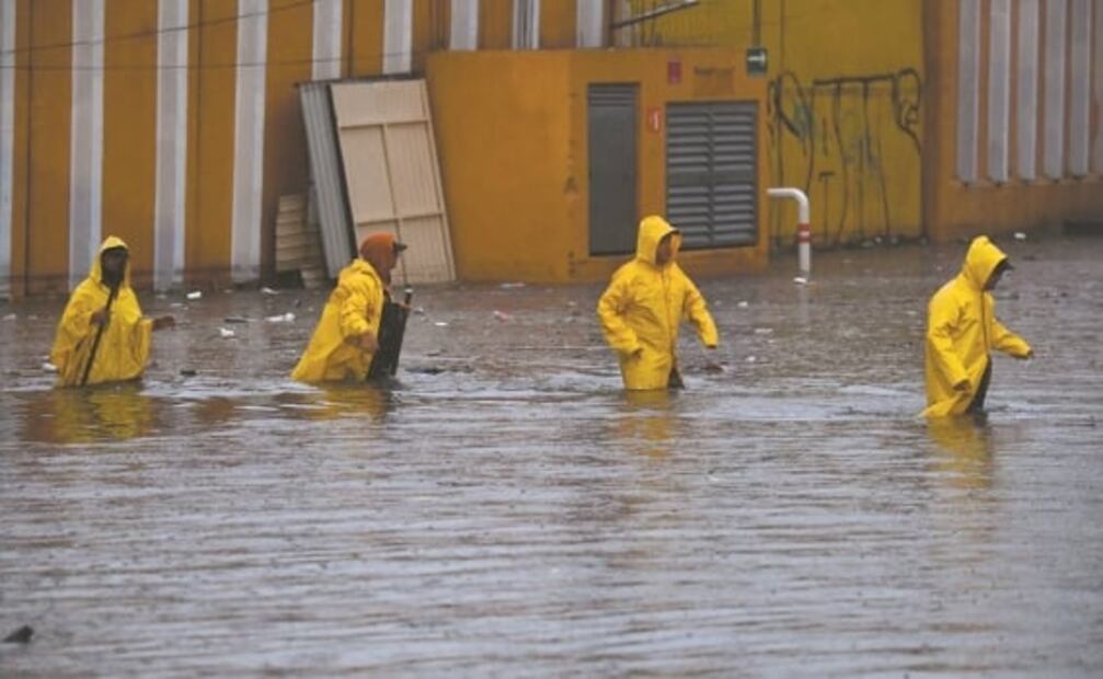 Lluvia provoca inundaciones en Tlalnepantla y Atizapán