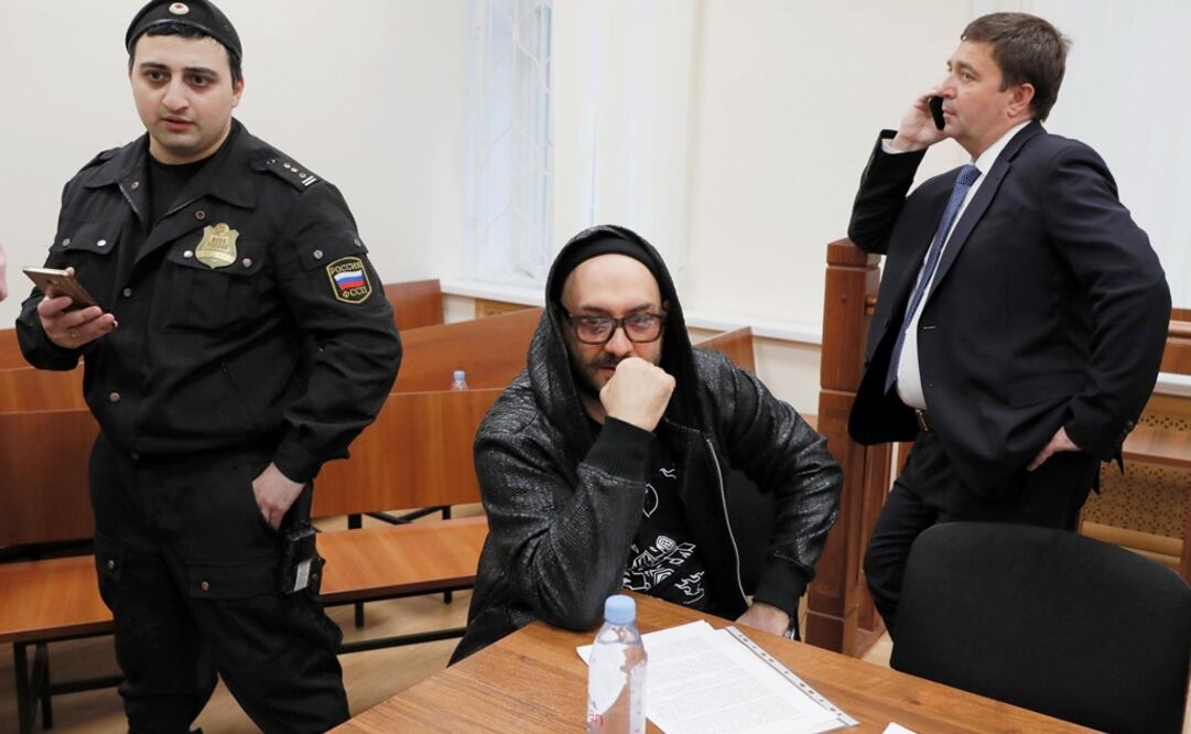 Kirill Serébrennikov, acusado de malversación de fondos públicos, asiste a una sesión de su juicio en el juzgado del distrito de Basmanny, en Moscú. Foto: EFE/ Yuri Kochetkov