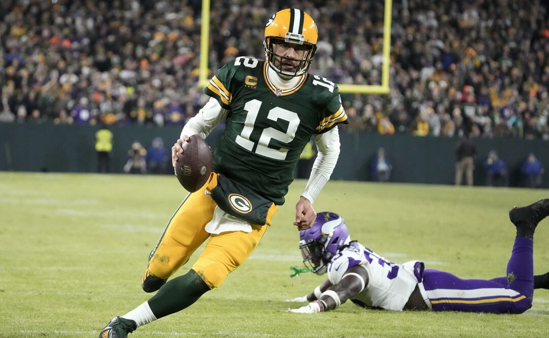 Aaron Rodgers anotando un touchdown / Foto: AP