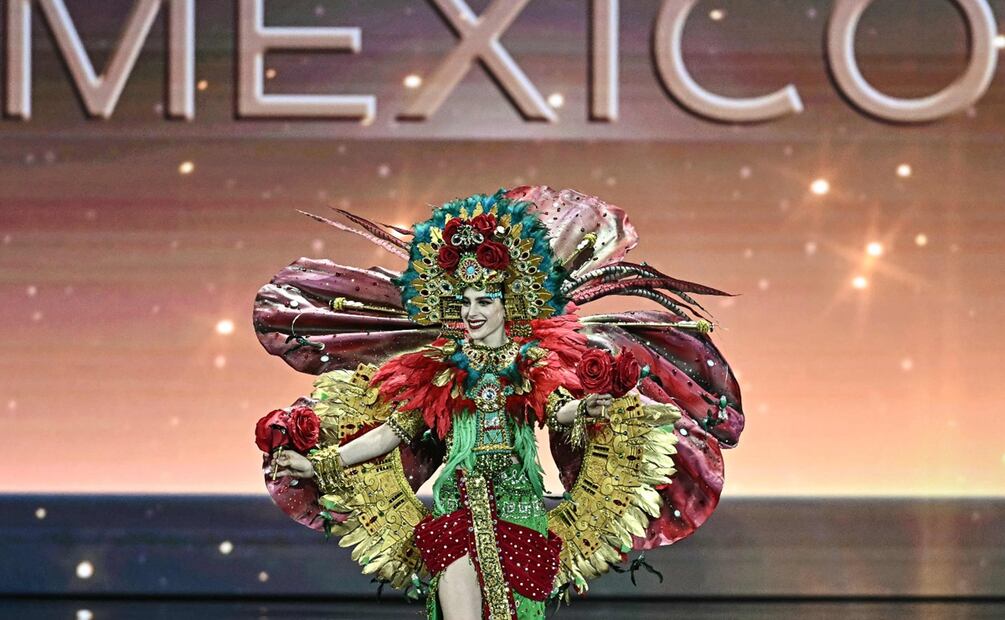 La mexicana Fátima Bosch desfila en el escenario durante la presentación de trajes nacionales de Miss Universo 2025 en la provincia de Nonthaburi, al norte de Bangkok.
FOTO: Lillian SUWANRUMPHA / AFP.