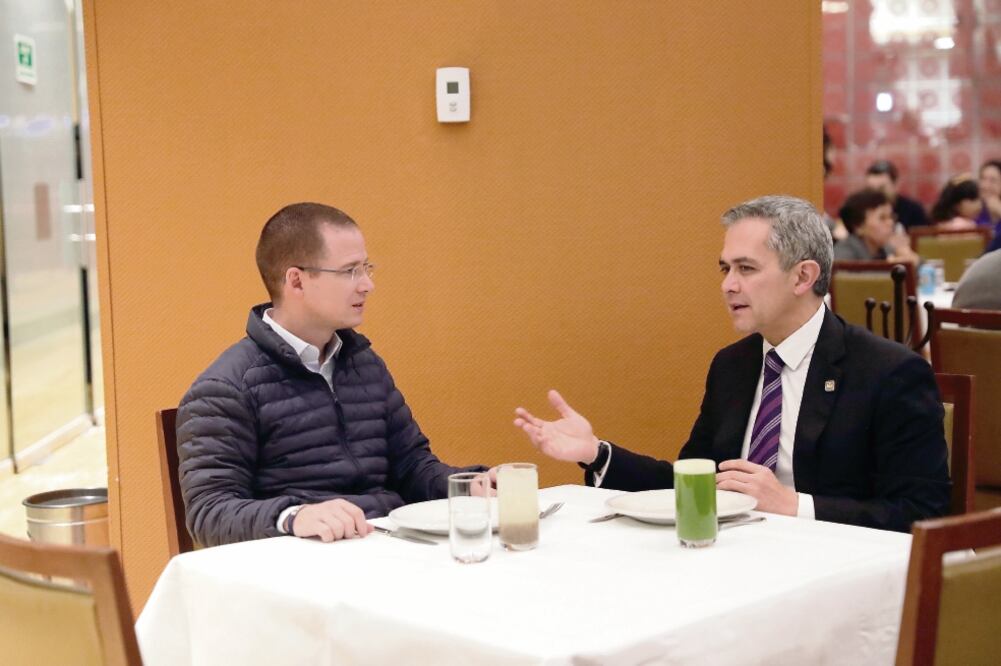 El precandidato del PAN a la Presidencia, Ricardo Anaya, y el jefe de Gobierno capitalino, Miguel Ángel Mancera, se reunieron e ayer para conversar sobre los avances en la coalición Por México al Frente. (IVAN STEPHENS. EL UNIVERSAL)