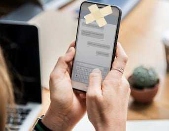 Por qué debes tapar la cámara de tu celular mientras no la usas