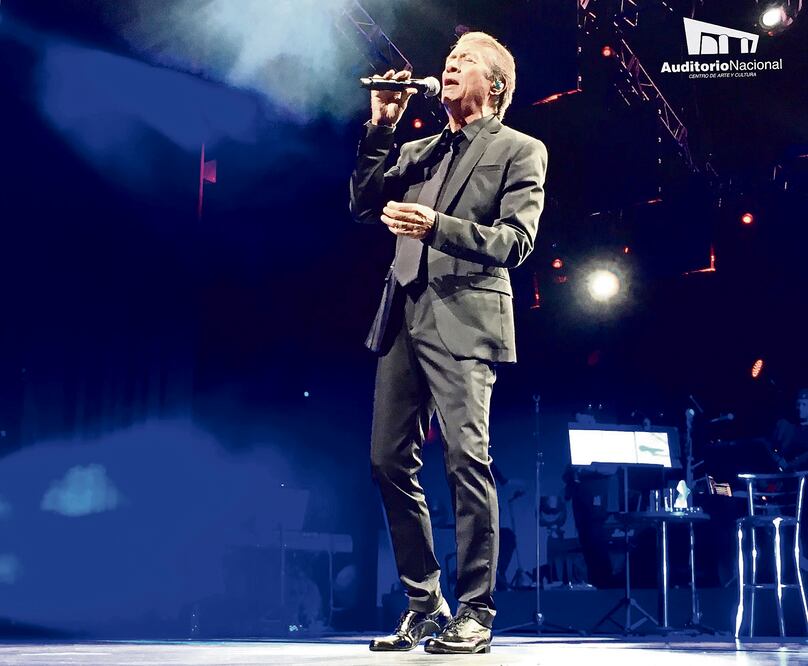 A los piropos de sus segudioras, el cantante respondió con risas (AUDITORIO NACIONAL)