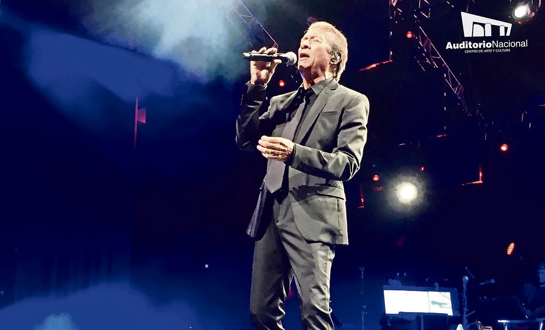 A los piropos de sus segudioras, el cantante respondió con risas (AUDITORIO NACIONAL)