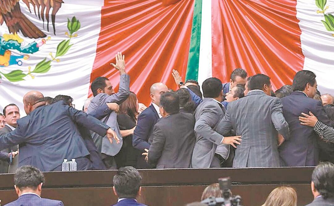 Diputados discuten ley para congelar cuentas y extinguir los recursos de usuarios entre gritos, empujones e insultos. Foto: ESPECIAL