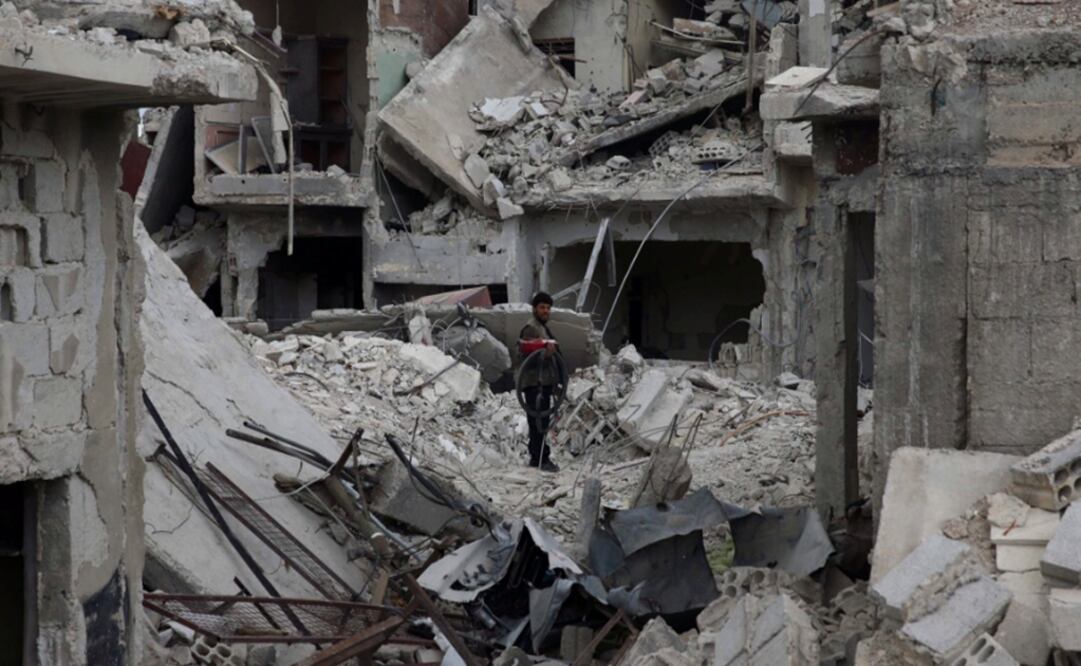 A man stands on rubble of damaged buildings in the besieged town of Douma, Eastern Ghouta, in Damascus, Syria - Photo: Bassam Khabieh - REUTERS