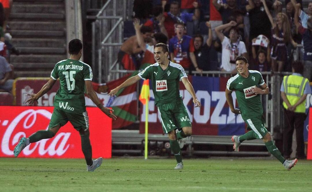 Eibar gana y es líder de la liga española