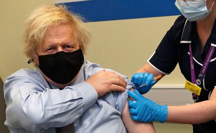 Boris Johnson recibe vacuna de AstraZeneca contra el coronavirus