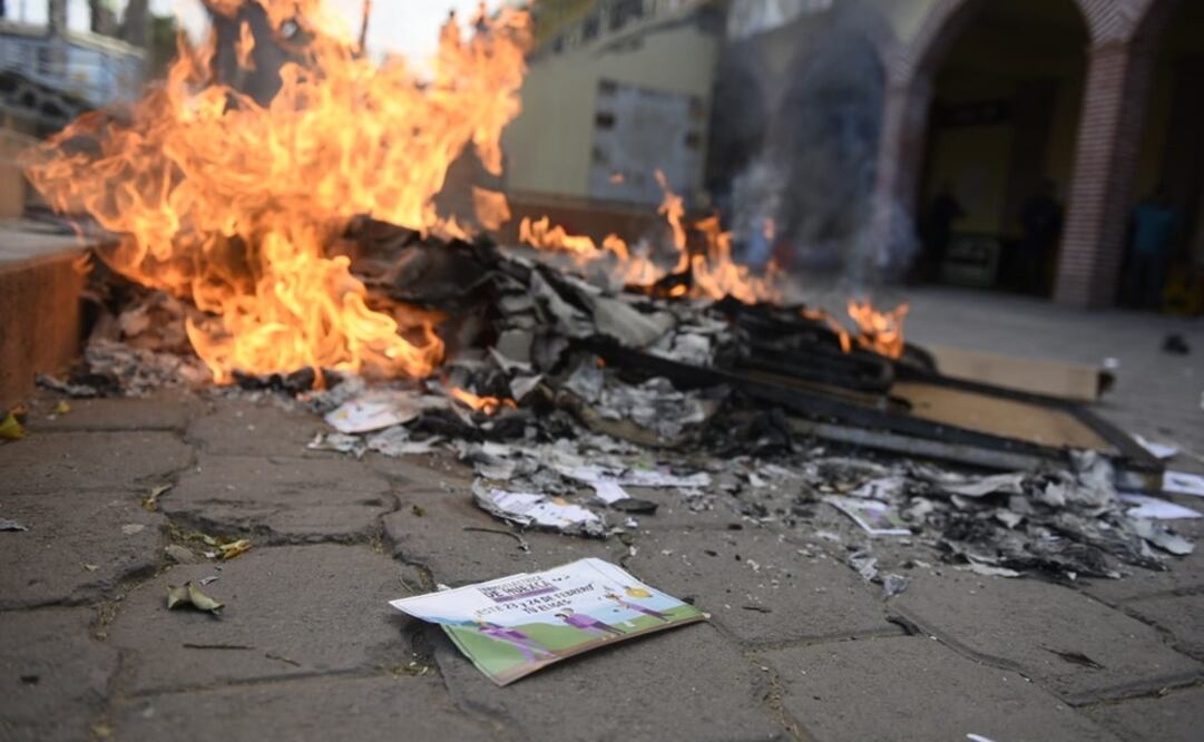 Habitantes de Amilcingo, inconformes con el proyecto federal de la Huexca, destruyeron las casillas y el material dispuesto para recibir la opinión ciudadana. Foto: TONY RIVERA. EL UNIVERSAL