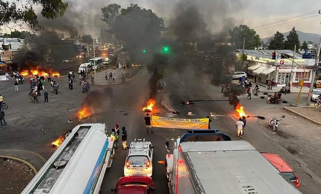 La carretera federal Texcoco-Lechería se encuentra bloqueada en ambos sentidos, lo que ha generado caos vial. Foto: Especial