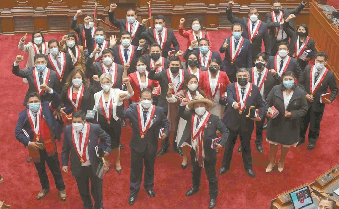 El Congreso de Perú, con los integrantes del partido Perú Libre luego de ser juramentados en Lima, el 23 de julio pasado. Foto: EFE