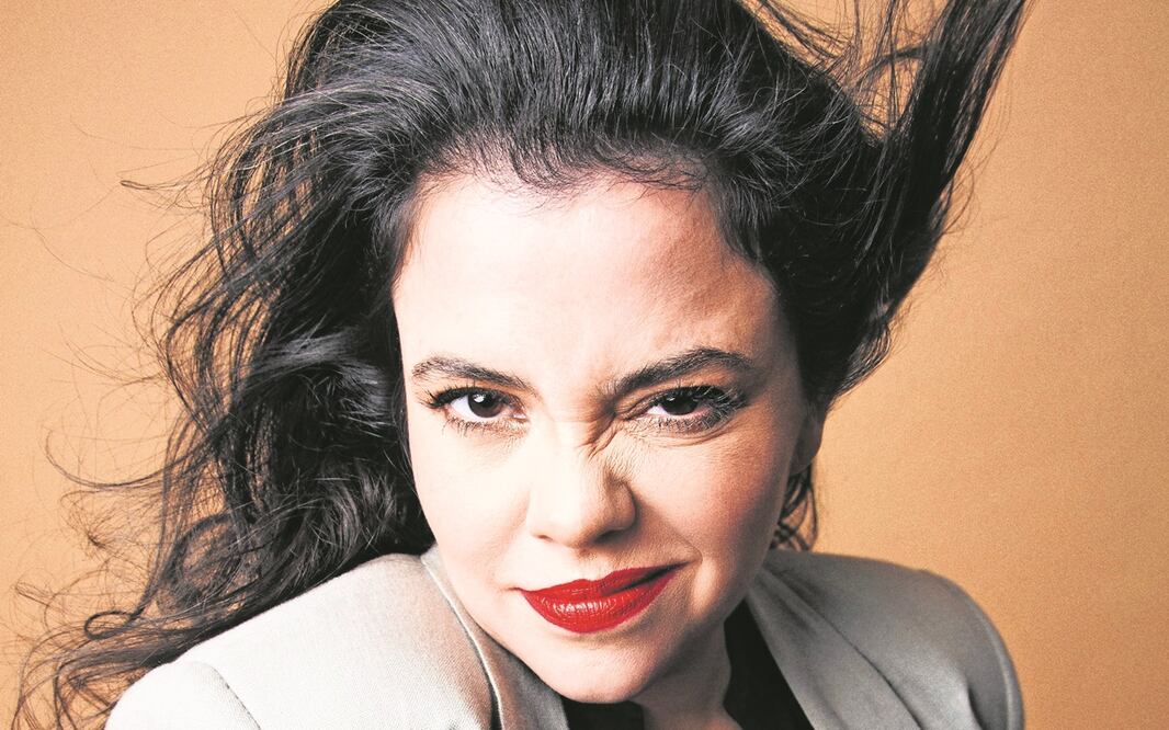 Edwarda tiene el papel de institutriz de las participantes en el concurso; ella misma fue una miss en el pasado, por lo que conoce bien la exigencia de estos certámenes. Foto: STARZPLAY