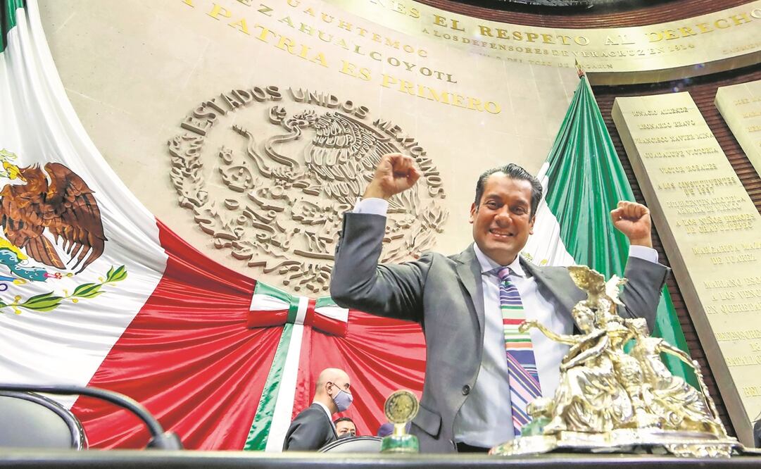 Sergio Gutiérrez Luna, presidente de la Mesa Directiva de la Cámara de Diputados, al celebrar la aprobación del decreto. Foto: ESPECIAL