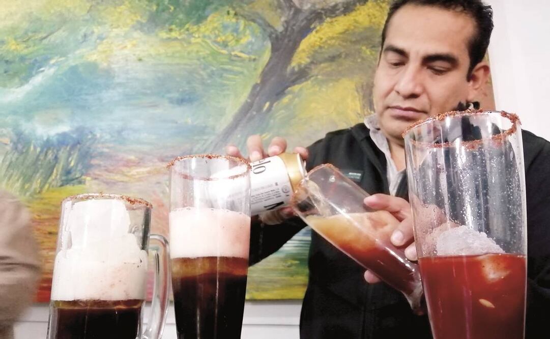  Édgar León asegura que la idea de las micheladas de sabores le surgió de una charla con un amigo que le comentó que en Estados Unidos esta bebida se preparaba con refrescos sabor toronja y grosella. Fotos: Juan Carlos Zavala/ EL UNIVERSAL.