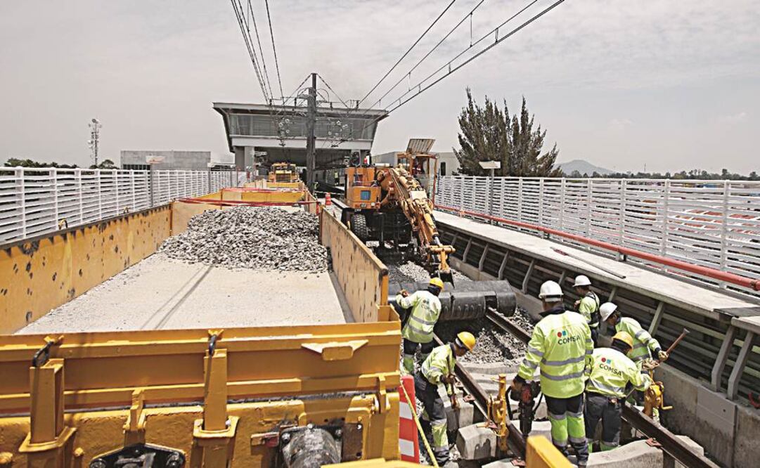 En las vías del Metro trabajan alrededor de 25 hombres para remover el balasto; una máquina excavadora ayuda a levantar el material que con pala no es posible. Foto: Alejandro Acosta
