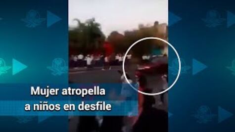 Mujer en estado de ebriedad arrasa con desfile navideño