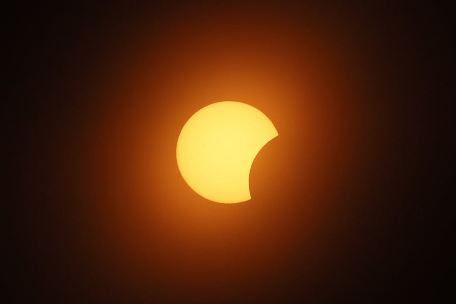 El eclipse es parcialmente visible en Varsovia, Polonia. FOTO: EFE