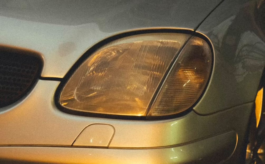 Estas son las razones por las que los faros de tu auto se ponen amarillos y opacos. Foto: Unsplash