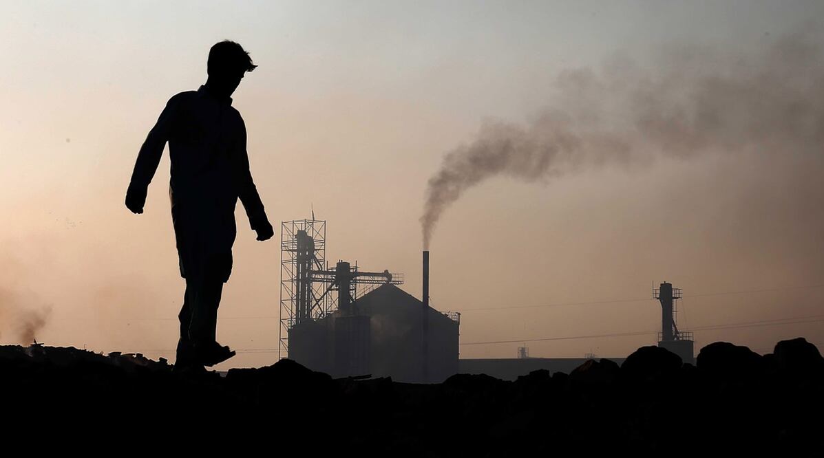 Un hombre camina frente a un horno de ladrillos, en Karachi (Pakistán).
Foto: EFE/ Shahzaib Akber, archivo