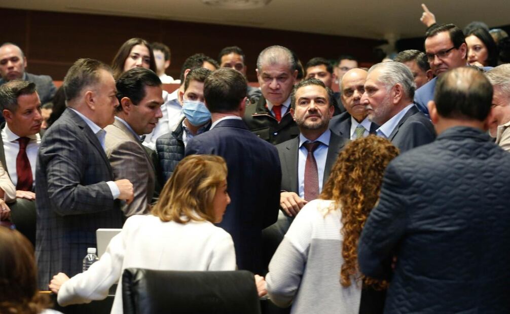 Adán Augusto López y Miguel Ángel Yunes Márquez protagonizan riña contra panistas en el Senado. Foto: Especial.