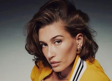 Hailey Bieber modela y presume su baby bump en portada de revista