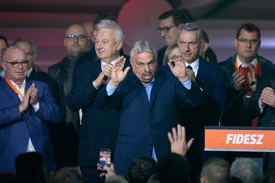 El primer ministro de Hungría, Viktor Orbán, acompañado de su equipo, tras reconocer su derrota electoral, en Budapest. FOTO: PETR DAVID JOSEK. AP