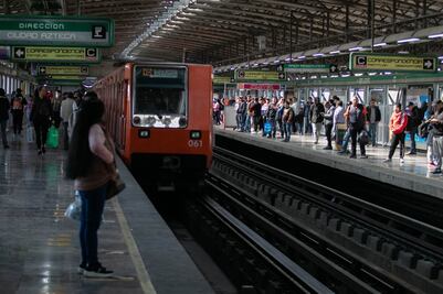 Retrasos y saturación en el Metro de la CDMX; usuarios denuncian detenciones en varias líneas