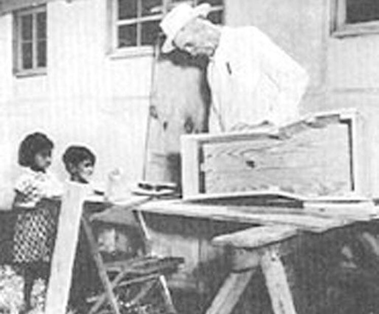 Frank Ferree solía construir ataúdes gratuitos para familias de escasos recursos que no podían cubrir gastos funerarios; en la foto, construyó un pequeño ataúd para la hermana de los infantes. Foto: Brownsville Herald/ESPECIAL.