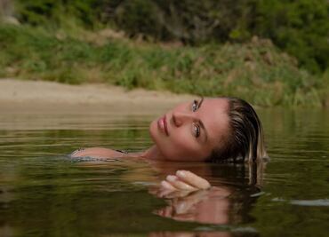 Ludwika Paleta lleva pantalones rojos de piel con un corset