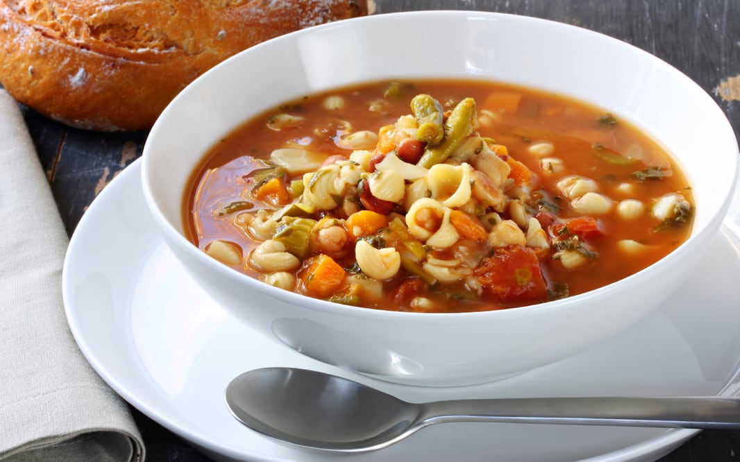 Aprende a preparar la famosa sopa minestrone (foto: istock)