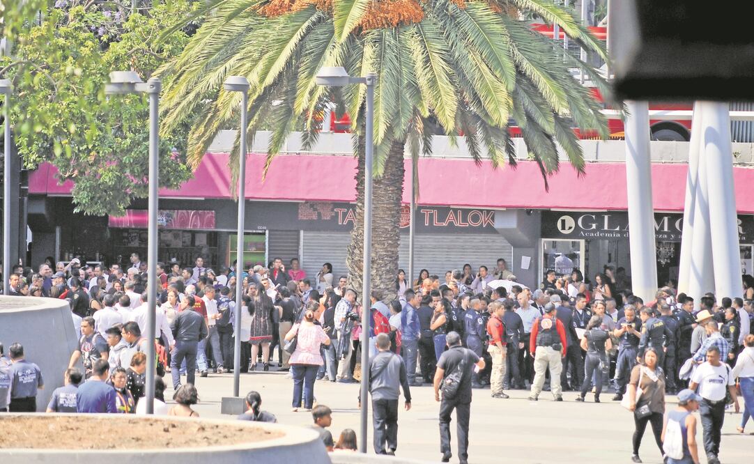 Tras ser desalojadas de los edificios, cientos de personas se concentraron en los puntos de reunión. / ARMANDO MONROY. CUARTOSCURO