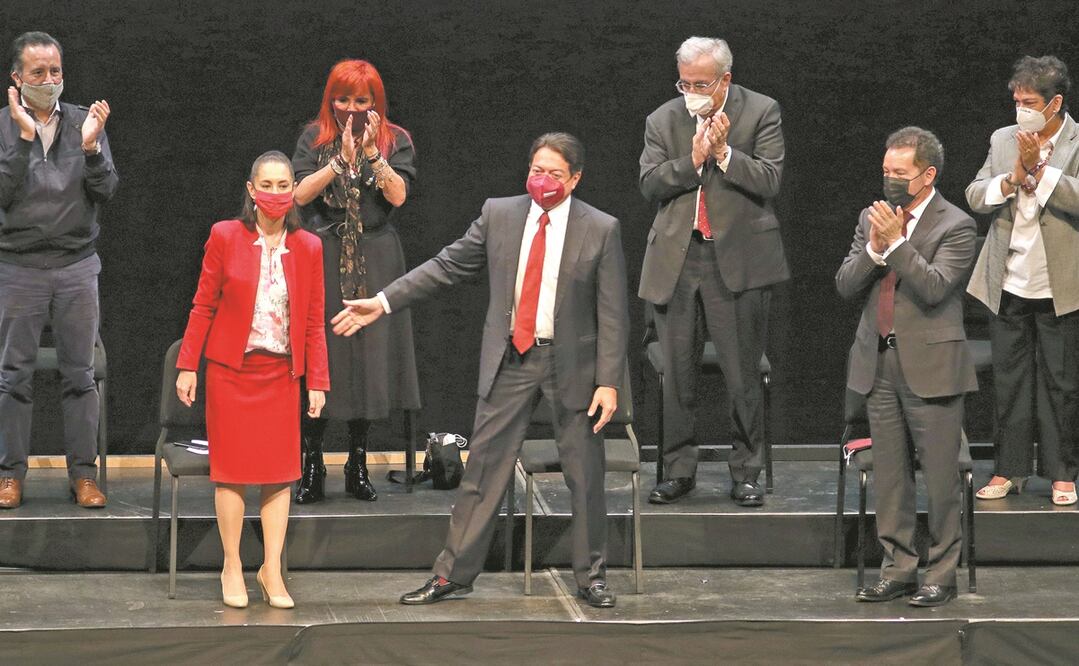 Claudia Sheinbaum, jefa de Gobierno de la Ciudad de México, y Mario Delgdo, dirigente nacional de Morena, durante la celebración por el triunfo electoral de hace tres años. Foto: CARLOS MEJÍA. EL UNIVERSAL 