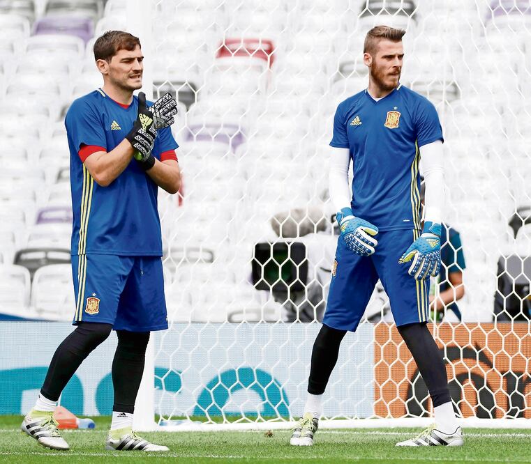 Íker Casillas o David de Gea para defender el arco ibérico (VINCENT KESSLER. REUTERS)