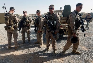 Relevan a militares que viajaron con Trump a Asia por "contactos con mujeres"