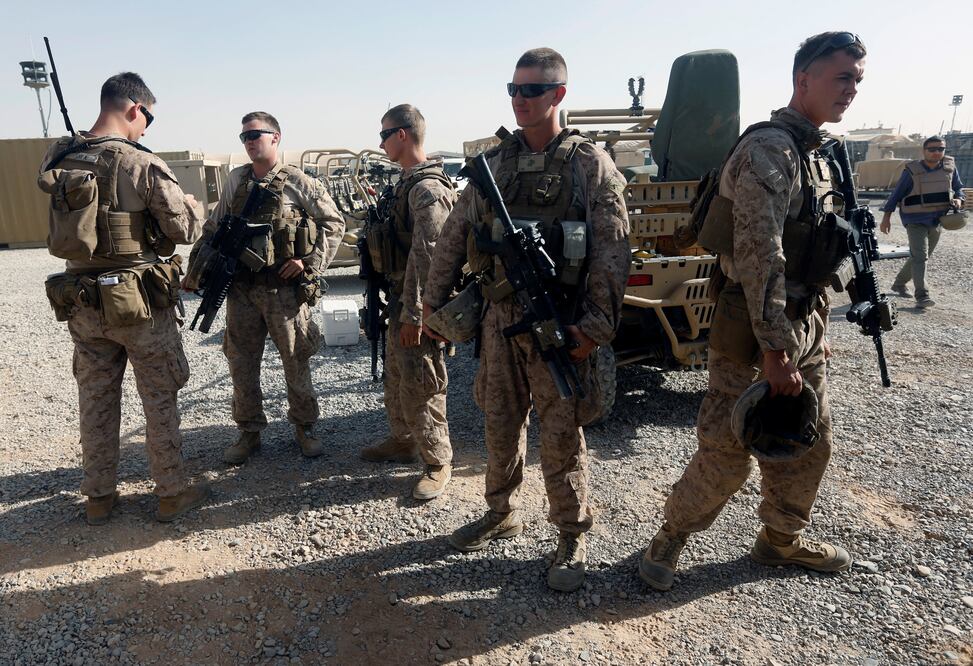 Relevan a militares que viajaron con Trump a Asia por "contactos con mujeres"