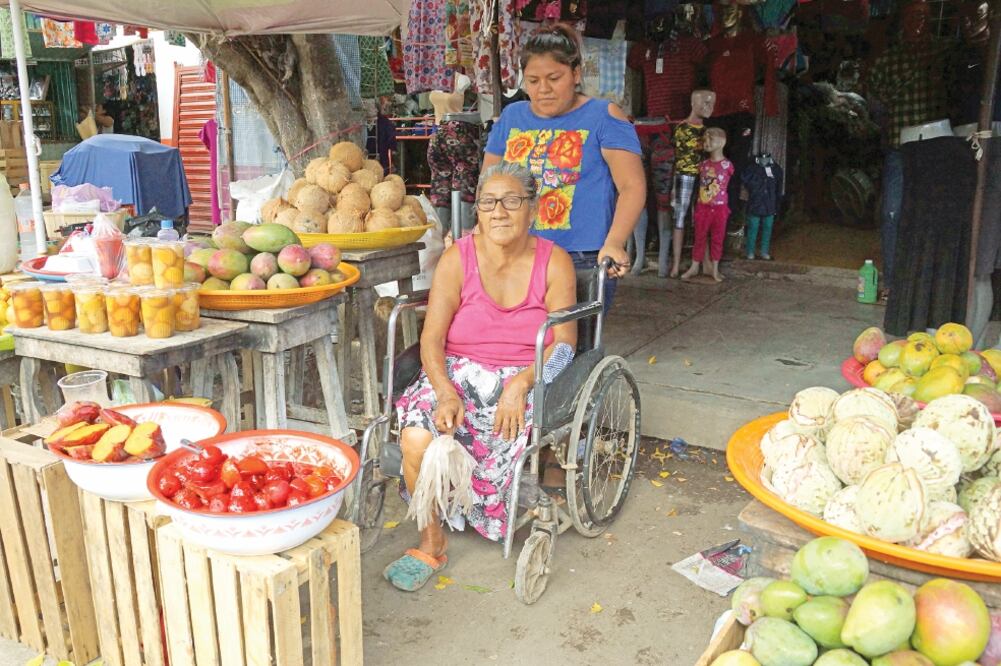 Los apoyos que ha recibido Lavinia, incluyendo una silla de ruedas que se ha desgastado, vinieron de la sociedad civil, dice. (EDWIN HERNÁNDEZ. EL UNIVERSAL)