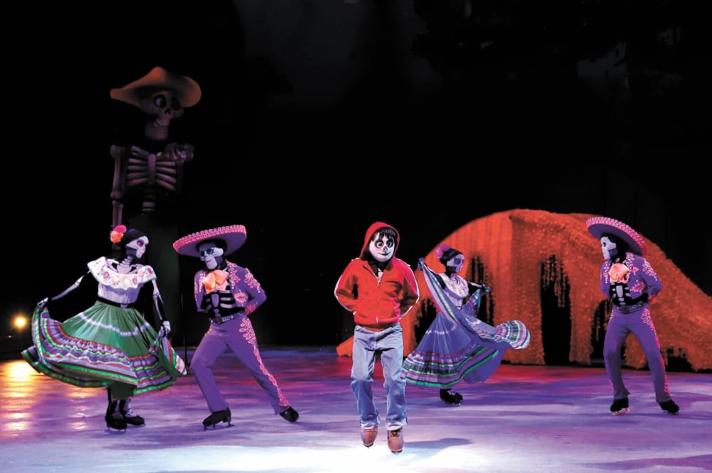 El espectáculo incluye diferentes números musicales, como el de Coco, con grandes coreografías. Foto: BERENICE FREGOSO. EL UNIVERSAL