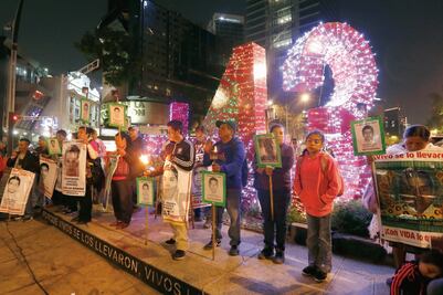 Marchan familiares de los43 normalistas en la capital