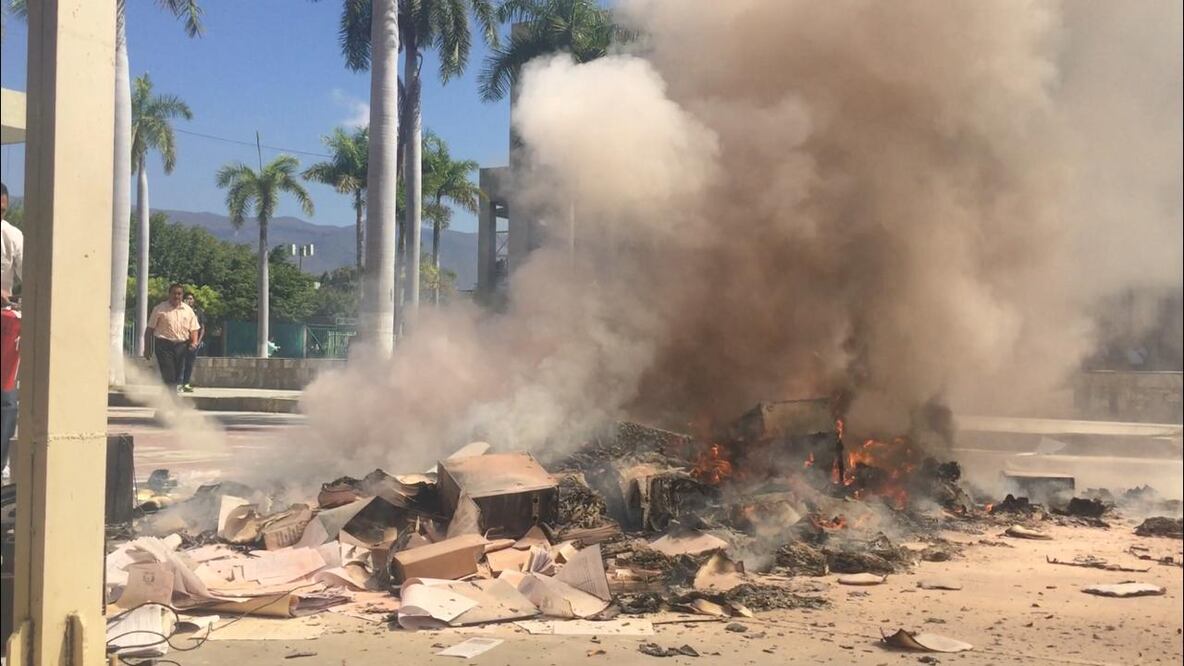 Los estudiantes destruyeron computadoras, equipos de oficina, también quemaron documentación en las oficinas y afuera del inmueble (FOTO: ESPECIAL)