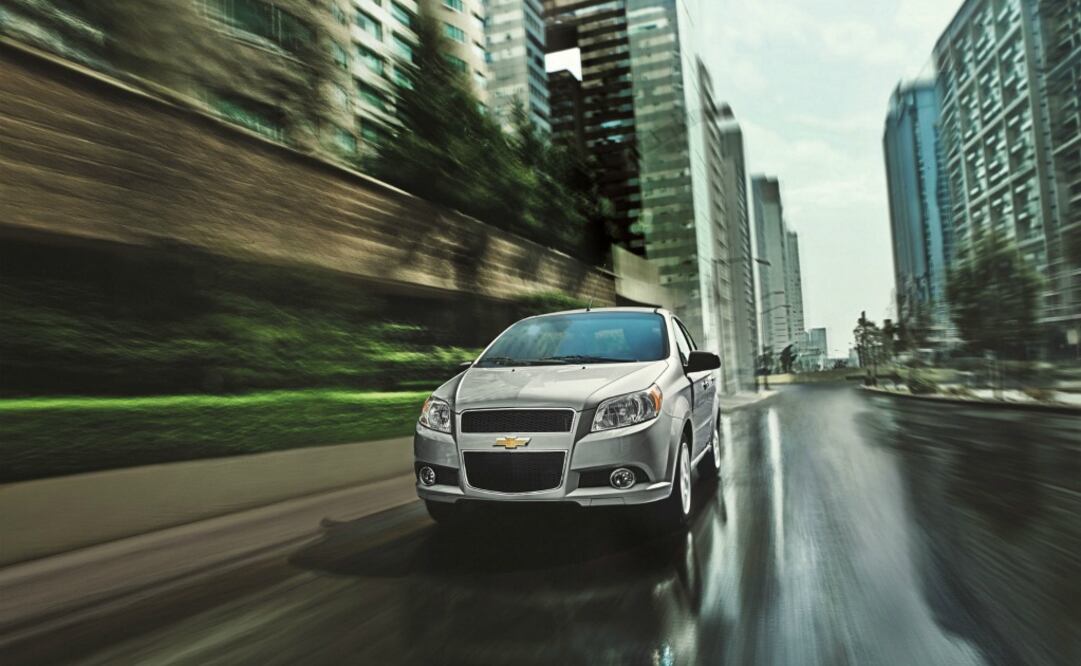  Chevrolet Aveo Costo: de 163,000  a 221,700 peso Es el rey de las ventas en México. Tiene un motor 1.6 litros de 103 hp y 107 lb-pie de torque con  caja manual de cinco cambios  o automática de cuatro. Recientemente fue  cuestionado por Latin NCAP por sus bajas calificaciones en seguridad.