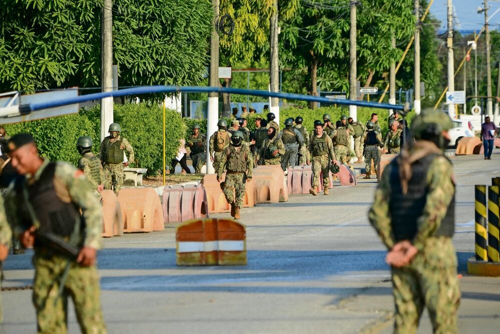 Soldados cerca del Hospital Naval donde Jorge Glas fue hospitalizado el lunes pasado; después de recuperarse, volvió a prisión y comenzó una huelga de hambre. Foto: de Gerardo Menoscal. AFP