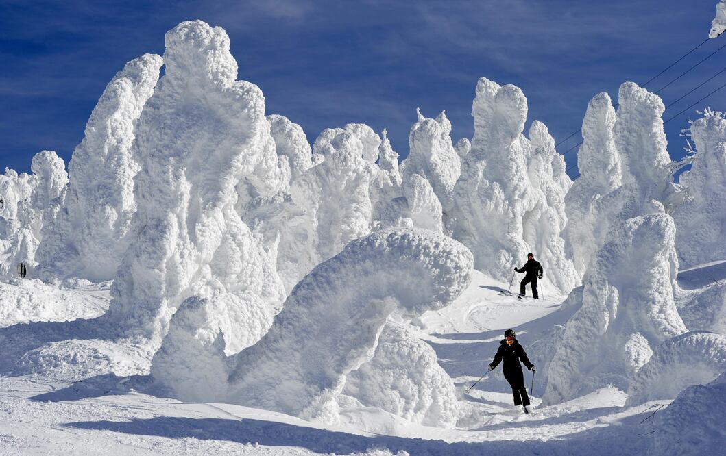 "Monstruos de nieve" en las pistas de esquí del monte Zao, en la prefectura de Yamagata, Japón. La mejor temporada para observar estos árboles que parecen espectros, es a mediados de febrero. (Foto: AP/Kyodo News)