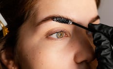 Cómo teñir las canas de las cejas 