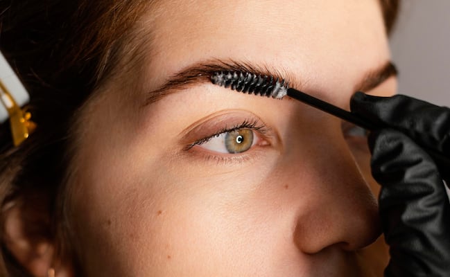 Cómo teñir las canas de las cejas 