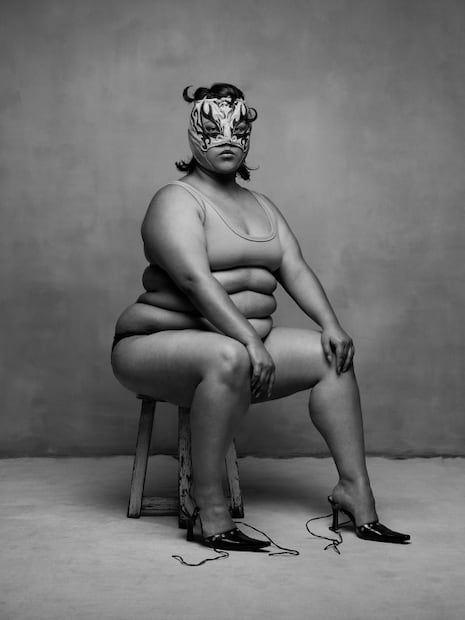 Ixchel Paz en “La Mujer” (2021), fotografía de Pieter Henket
que forma parte de la serie Birds of Mexico City.